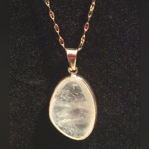 NWOT Elegant Natural Crystal Gold Plated Titanium Steel Pendant Necklace